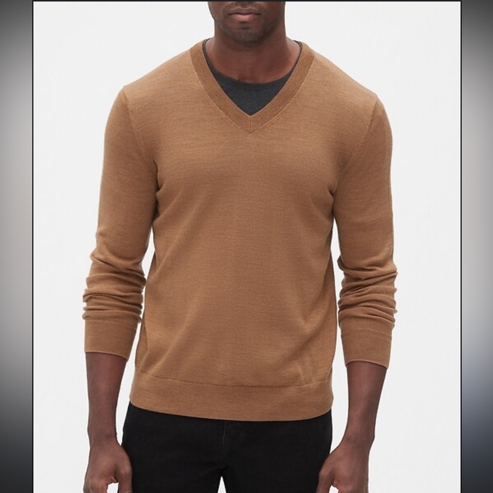 Banana Republic Tan V-Neck Sweater in Medium